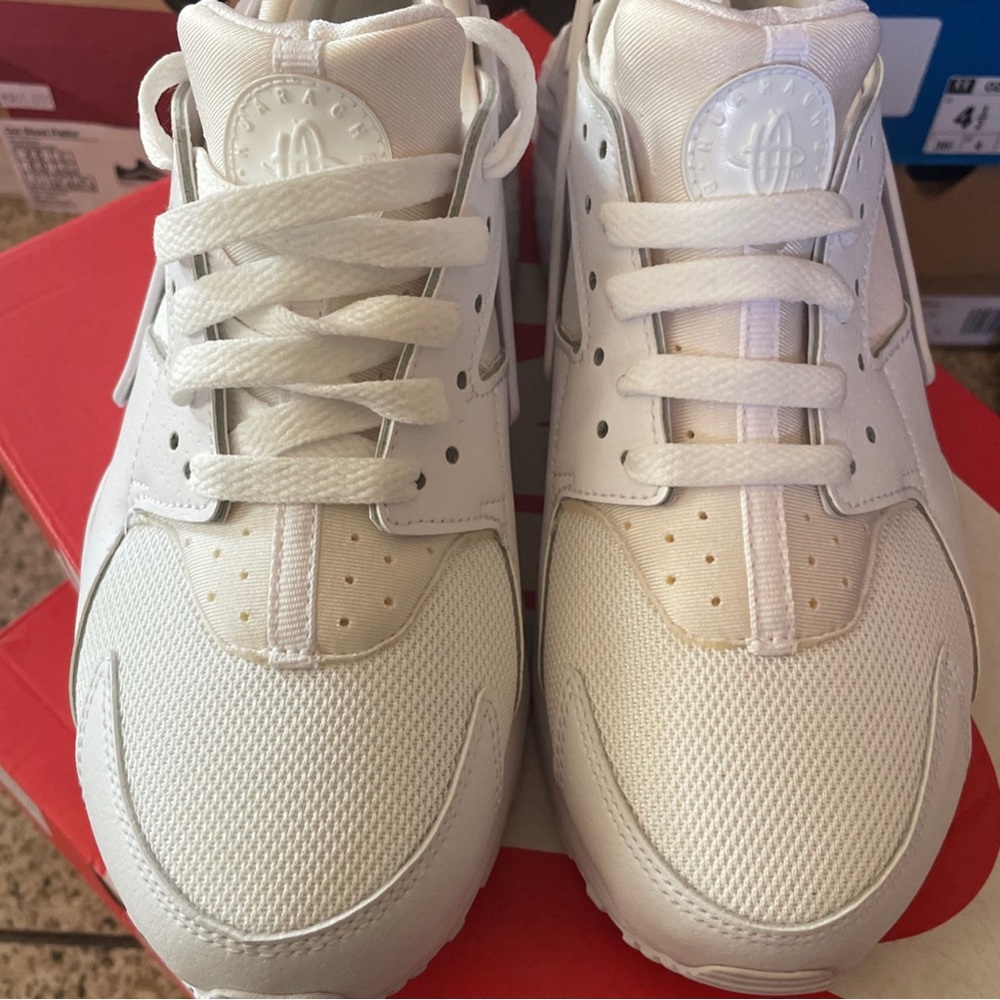 NIKE WHITE HUARACHE RUNS (GS)